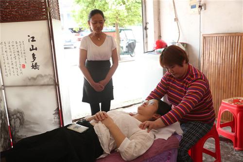 兴平镇盲女家门口二次创业