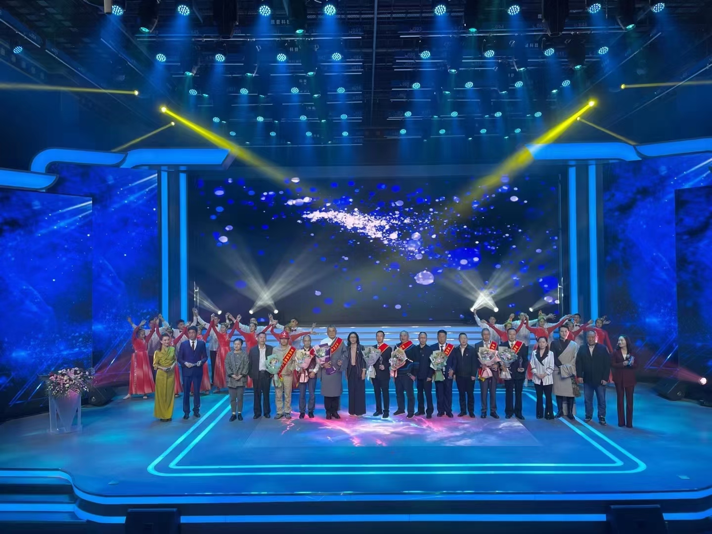 致敬科技人 追梦新时代