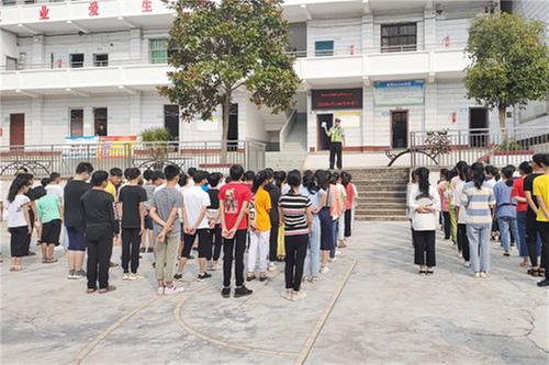 邻水县交警到御临镇中开展交通安全宣传活动