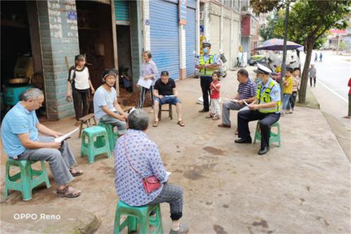 邻水县交警与农村“一老一小”分享交通安全食粮