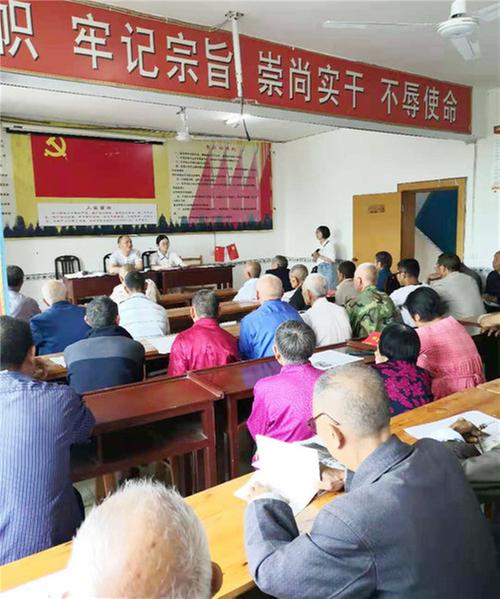 万善镇白玉村党支部开展“讲党课、重温入党誓词、向党旗宣誓”活动