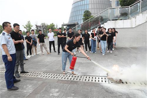 广安区融媒体中心举行消防安全应急演练