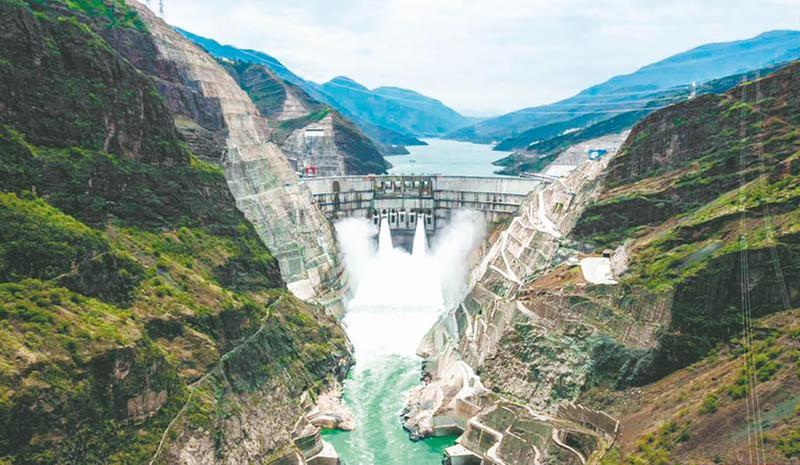 金沙江白鹤滩水电站首批机组投产发电