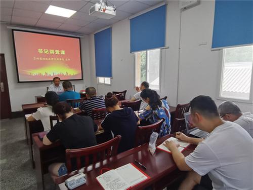 东坡区档案馆为老党员颁发“光荣在党50年纪念章”