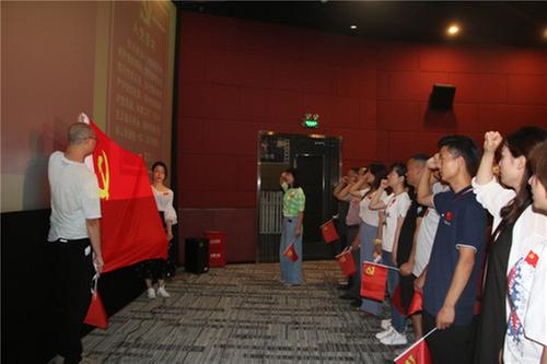 夹江县科协组织观看红色电影《守岛人》