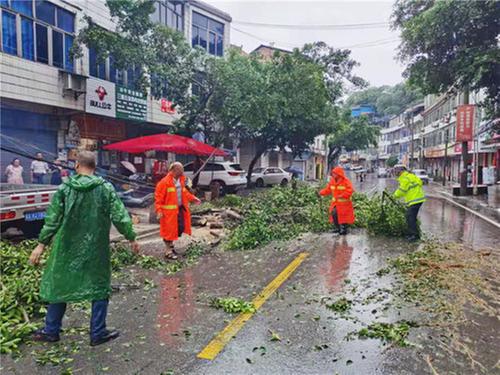 华蓥市庆华派出所冒雨开展汛期救援
