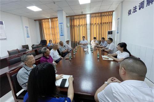 万善镇召开“五十年党龄老党员”座谈会暨“光荣在党50周年”纪念章颁发仪式