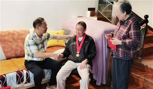 岳池县科协为退休老党员颁发“光荣在党50年”纪念章