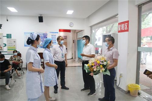 武胜县副县长殷云一行赴武胜县人民医院慰问一线工作人员