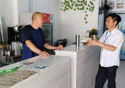 岳池县市场监督管理局“周三查餐厅”走进餐饮集中街区