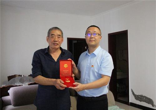 农发行武胜县支行为老党员发放“光荣在党50年”纪念章