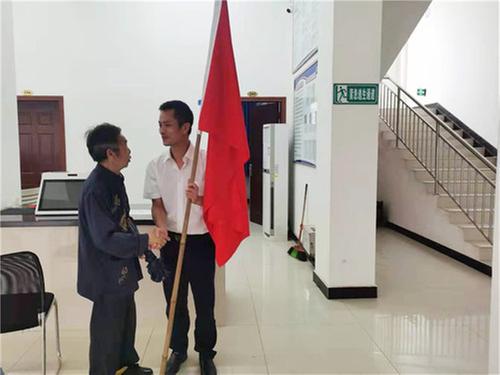 井河镇79岁老人向党委政府送红旗