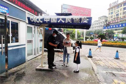 小女孩为华蓥民警送“清凉”