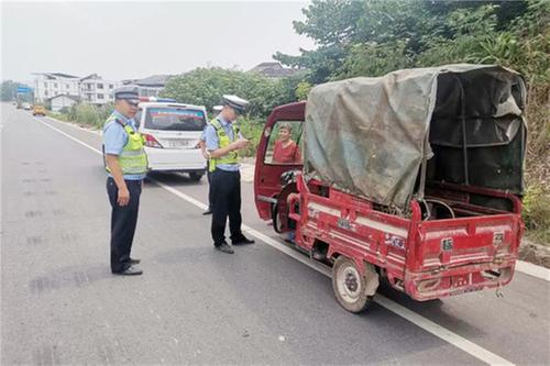 邻水县：集中开展三轮车违法载人专项整治行动