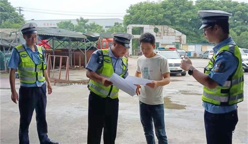 邻水县：交警送法进企业  警企联合保安全