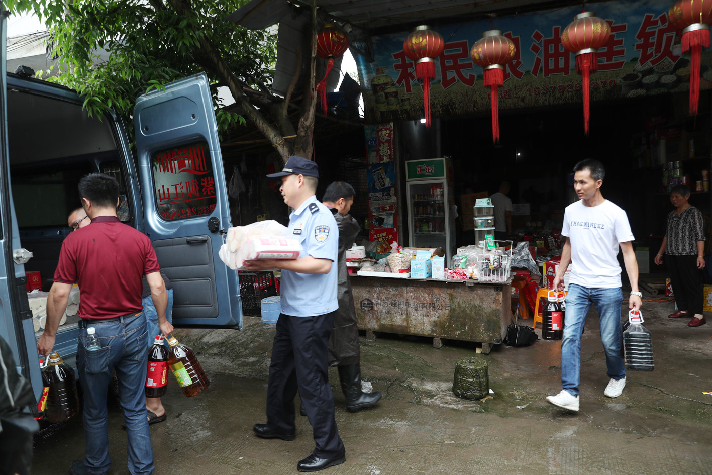 广安：避洪峰  干部群众搬家转移忙