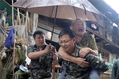 前锋区干部群众“战”在抗洪一线