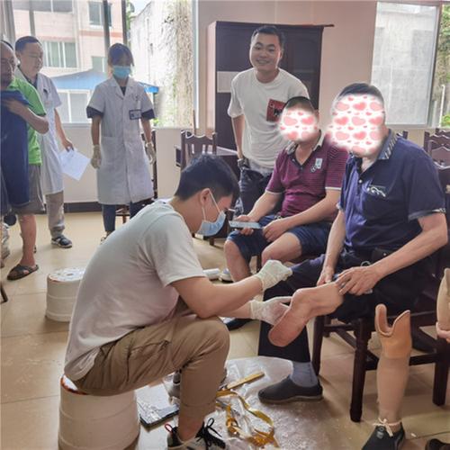 青神县残联为10名肢体残疾人免费安装假肢