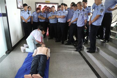 邻水县交警邀请医护人员开展急救知识培训