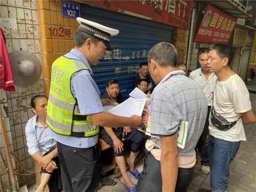 邻水县交警走进劳务市场宣讲交规