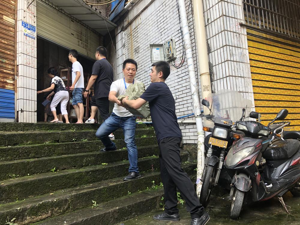 广安区：纪检干部闻“汛”而动，既当“战斗员”又当“监督员”  