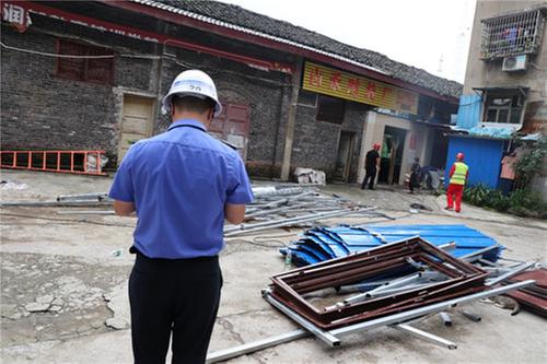 武胜县：居民自行拆除违法建设 共同营造和谐美好城市