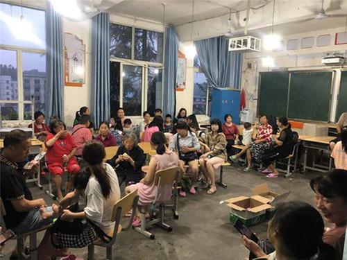 已避险转移群众2153人 成都东部新区石板凳街道全力开展抢险救灾