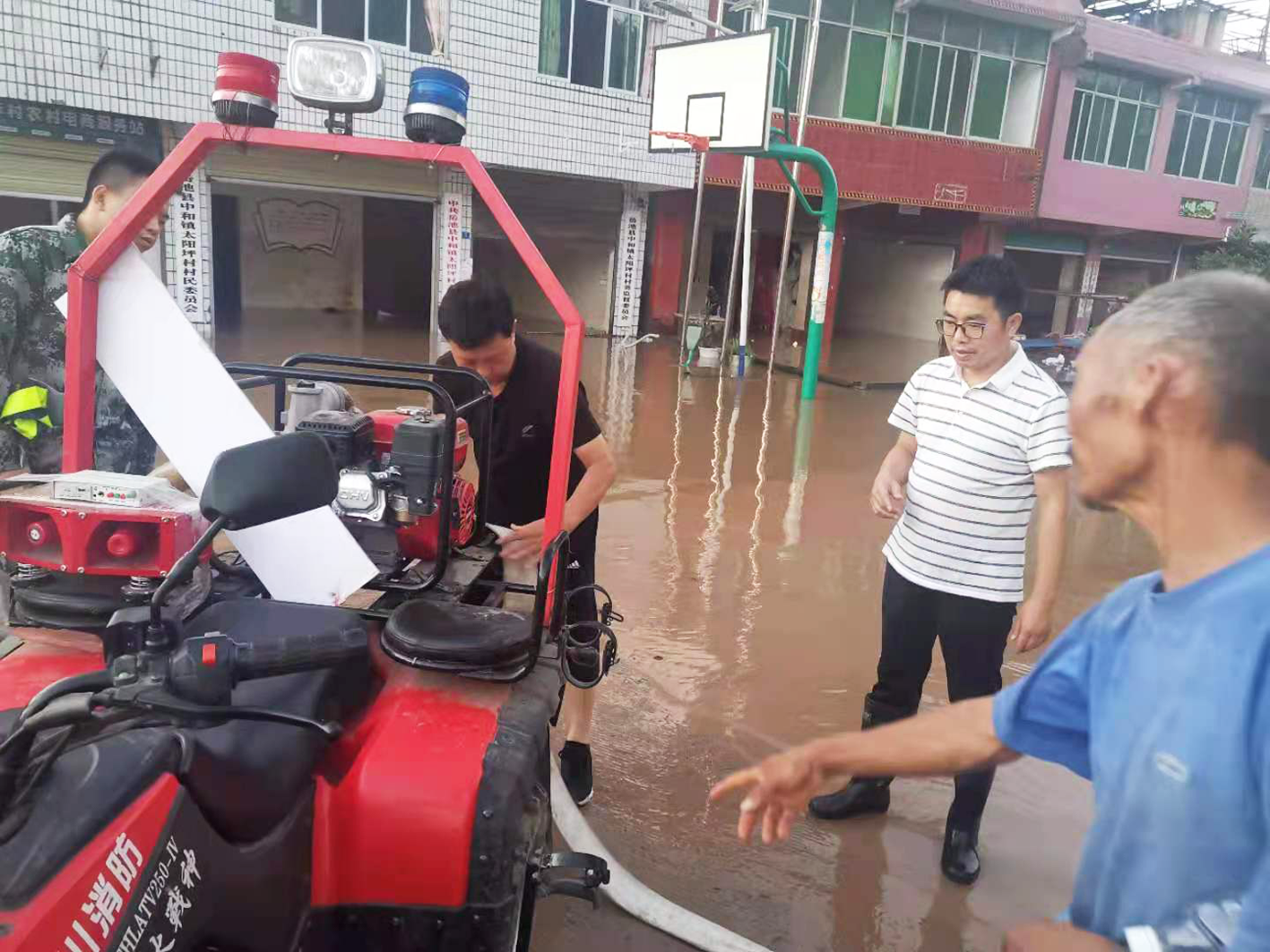 西板镇党委书记廖国俊带队到中和镇清淤