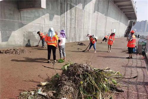 洪水退去 广安环卫工头顶烈日忙清淤