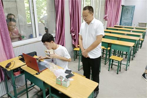 南部中学参加四川省第36届省青少年创新大赛决赛答辩