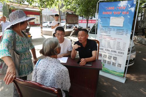 悦来镇：开展街头接访畅通群众诉求渠道