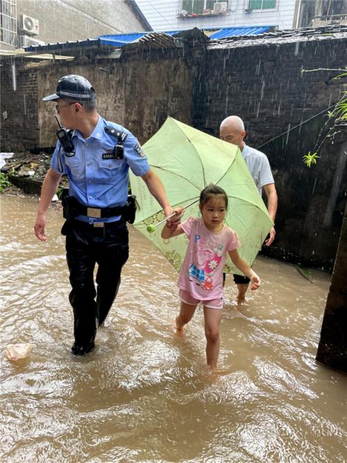 营山县突降暴雨 民警紧急救援被困群众