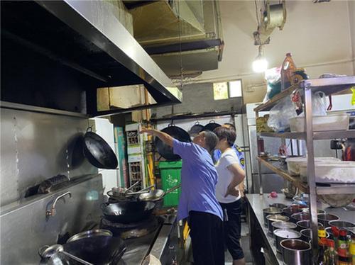 青神县市场监管局“对症下药”治油烟