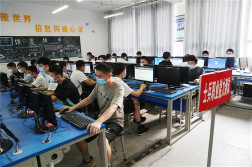 广安区： 700余名大学生参加体检应征入伍