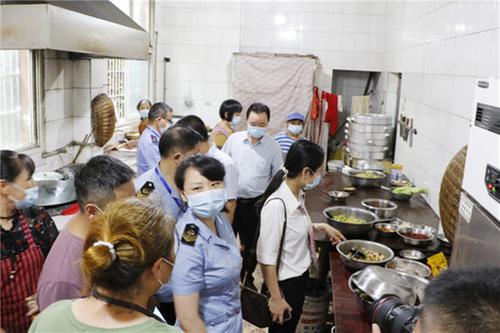 广安市、渝北区市场监管部门联合开展华蓥山宝鼎庙会安全检查