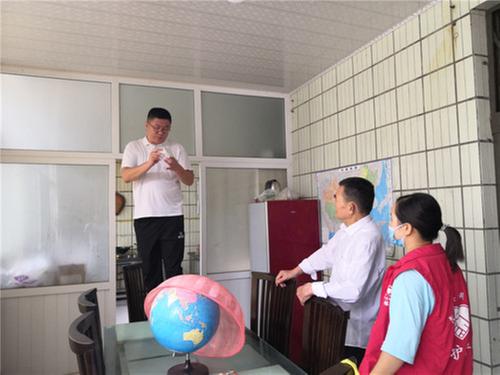 青神县：青竹街道为独居老人安装感烟报警器