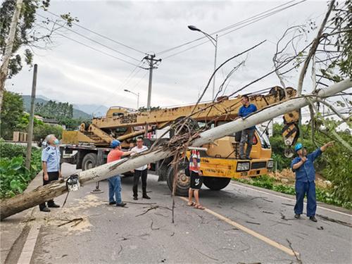 突遇恶劣天气 华蓥民警及时清障保安全