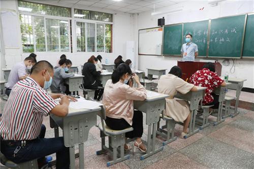 广安区2000余名中小学教师暑期 “赶考”