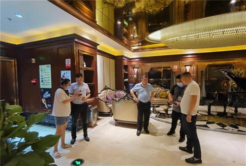 简阳市文化市场综合行政执法大队严查娱乐场所超时营业、噪音扰民行为