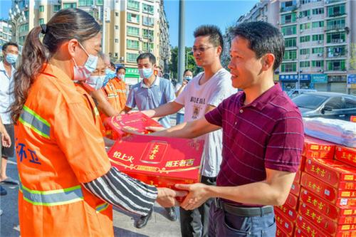 广安区总工会：高温慰问送清凉  情系一线暖人心