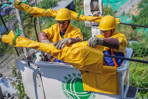 彭山区：电力工人高温作业 “汗”卫清凉