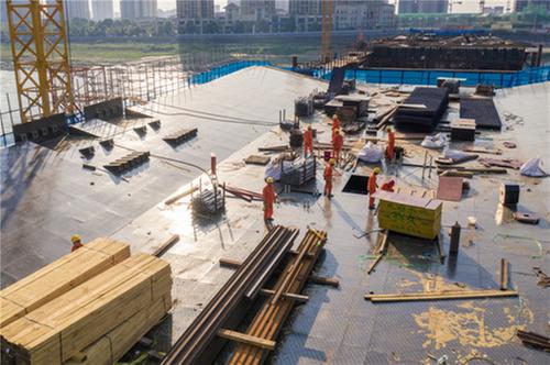 彭山区：建筑工人烈日奋战一线