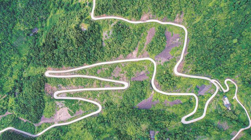 贫瘠山村因路而美