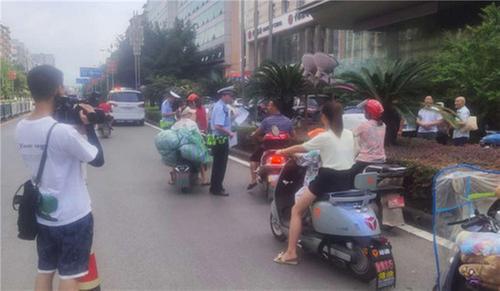 邻水县交警开展夏季城区交通秩序整治行动