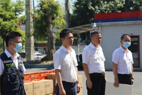 内江市市中区领导为一线劳动者送清凉