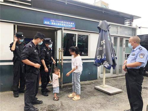 男孩走失街头  华蓥特警助其孩寻找家人