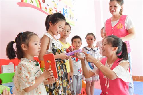 广安区：巾帼志愿者爱心陪伴   留守儿童快乐过暑假