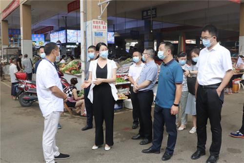广安市副市长王瑛到岳池县南门市场调研