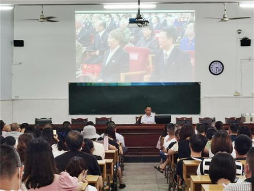 武胜中学组织教职工参加暑期集中政治学习