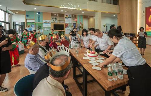 青神县青衣社区为11名高龄老人举办集体生日宴